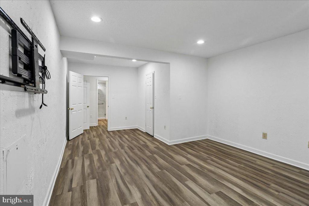Image 87 of property listing at 11720 GLEN CT, Potomac, MD 20854