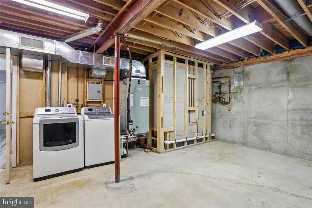 Image 91 of property listing at 11720 GLEN CT, Potomac, MD 20854