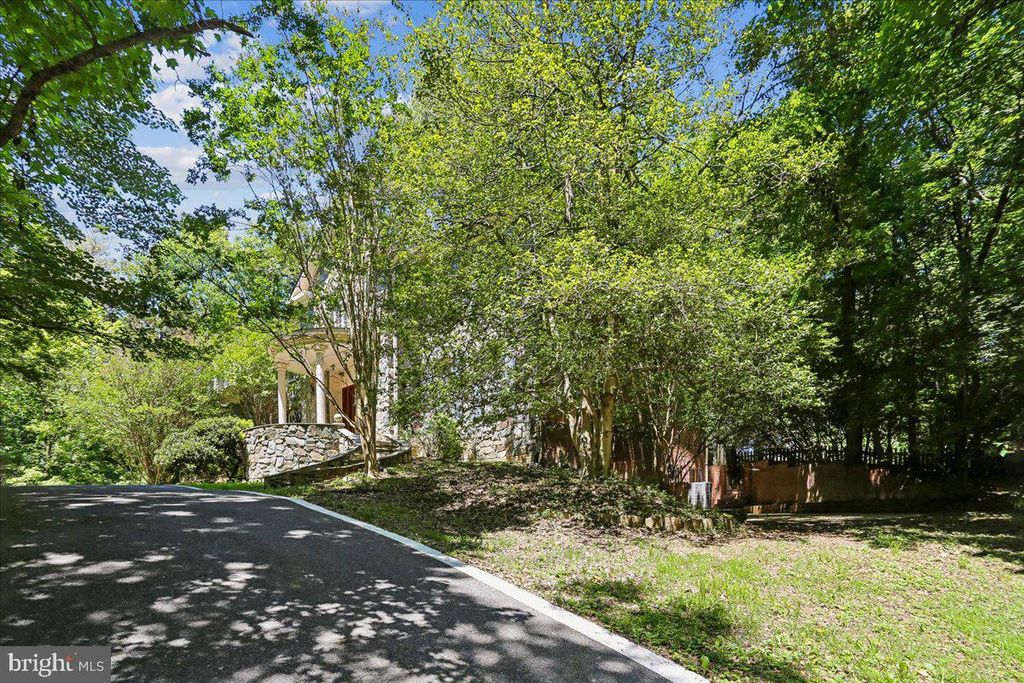 Image 93 of property listing at 11720 GLEN CT, Potomac, MD 20854