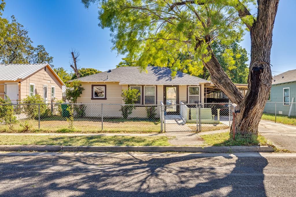 Image 1 of property listing at 27 W 27th St, San Angelo, TX 76903