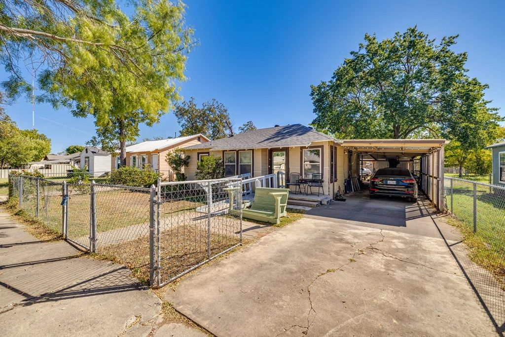 Image 2 of property listing at 27 W 27th St, San Angelo, TX 76903