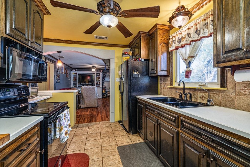 Image 7 of property listing at 27 W 27th St, San Angelo, TX 76903