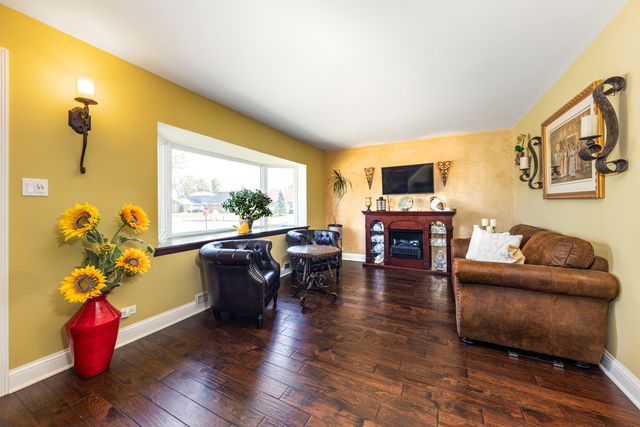 9236 Pembroke Lane, Bridgeview, IL 60455