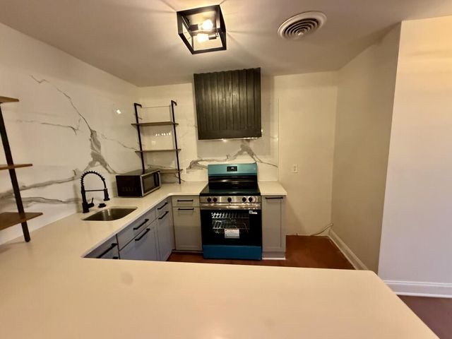 8 NW Cantey Place, Atlanta, GA 30327