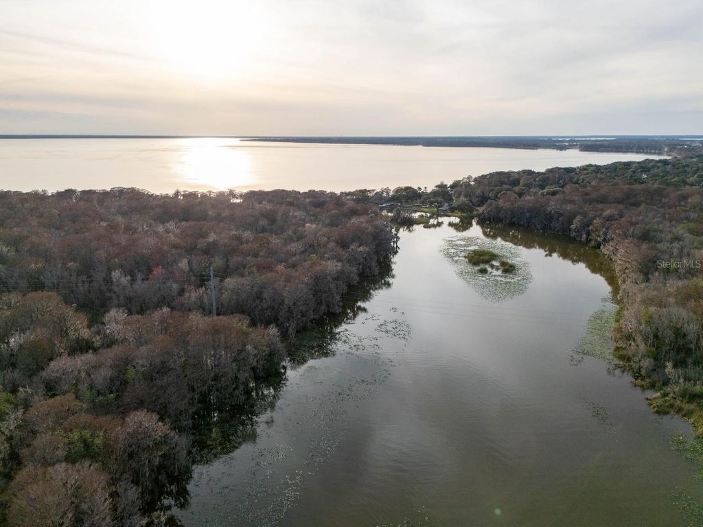 Image 29 of property listing at 10161 HUNTINGNET WAY, Leesburg, FL 34748