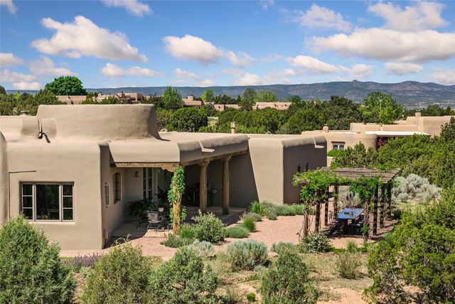 26 Amberwood Loop, Santa Fe, NM 87506