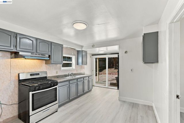 2207 13th Ave, Oakland, CA 94606