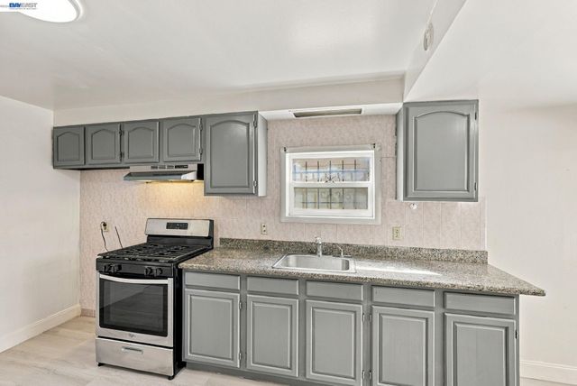 2207 13th Ave, Oakland, CA 94606