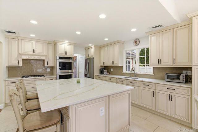 23 Astro Place, Dix Hills, NY 11746