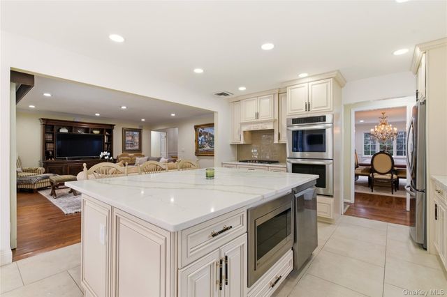 23 Astro Place, Dix Hills, NY 11746