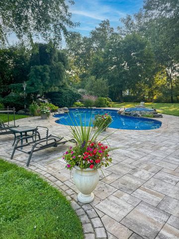 23 Astro Place, Dix Hills, NY 11746