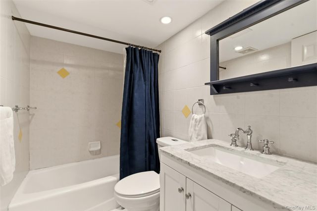 23 Astro Place, Dix Hills, NY 11746