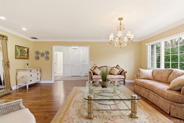 23 Astro Place, Dix Hills, NY 11746