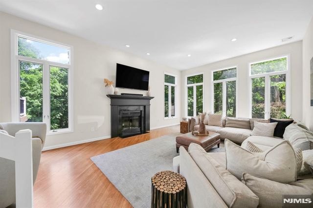11 Hemlock Lane, Kinnelon Borough, NJ 07405
