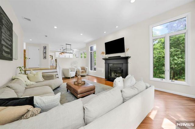 11 Hemlock Lane, Kinnelon Borough, NJ 07405