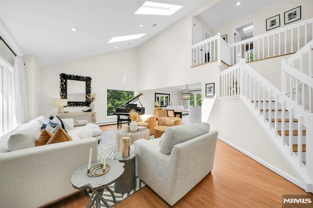 11 Hemlock Lane, Kinnelon Borough, NJ 07405