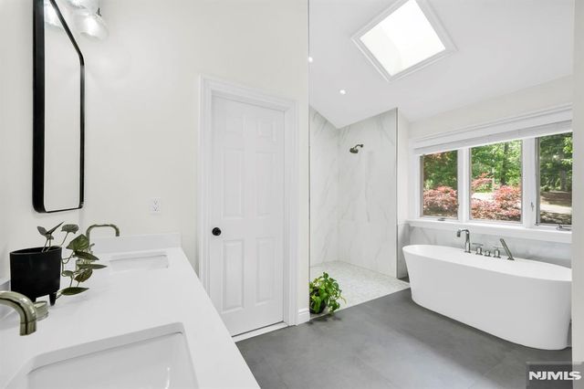 11 Hemlock Lane, Kinnelon Borough, NJ 07405