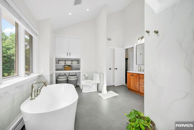 11 Hemlock Lane, Kinnelon Borough, NJ 07405