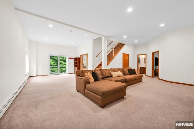 11 Hemlock Lane, Kinnelon Borough, NJ 07405
