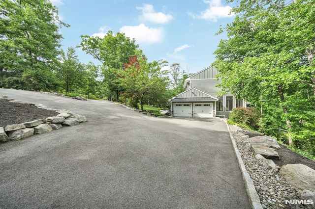 11 Hemlock Lane, Kinnelon Borough, NJ 07405