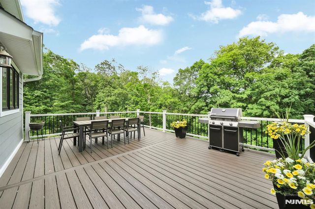 11 Hemlock Lane, Kinnelon Borough, NJ 07405