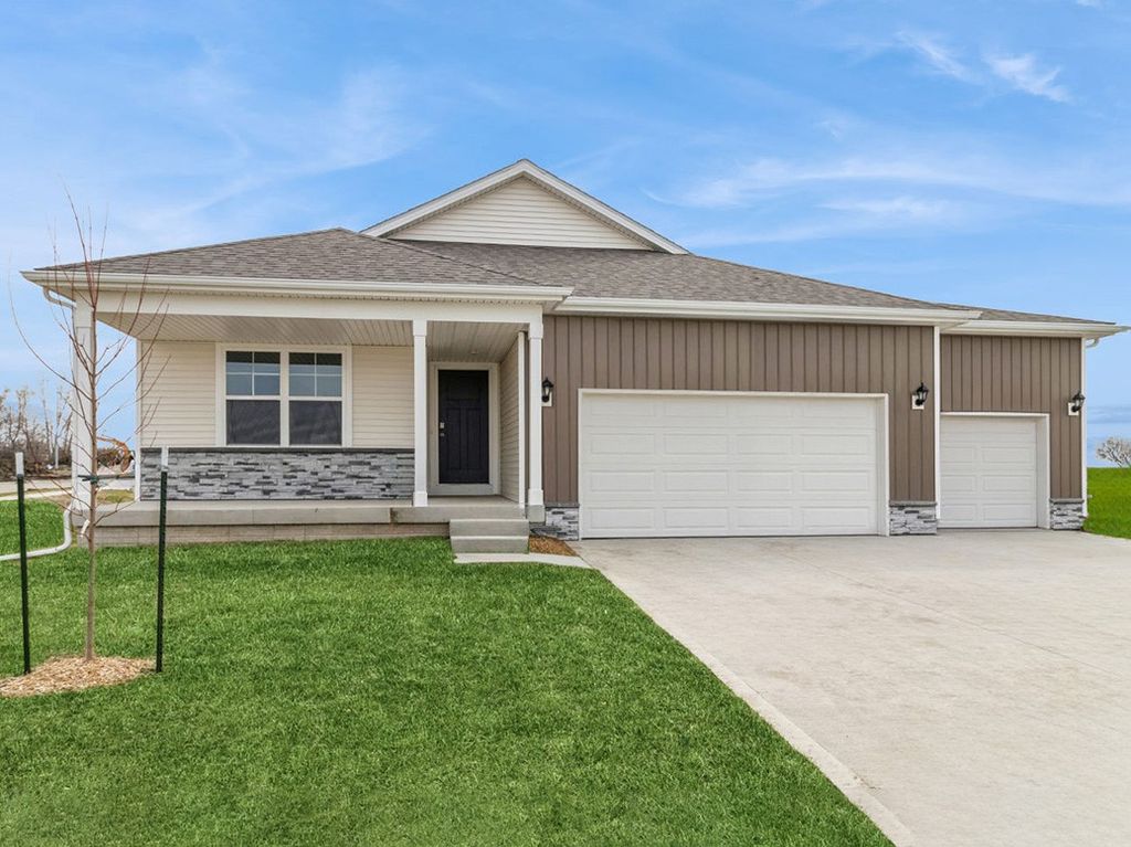 2879 Grassland Court, Hiawatha, IA 52233