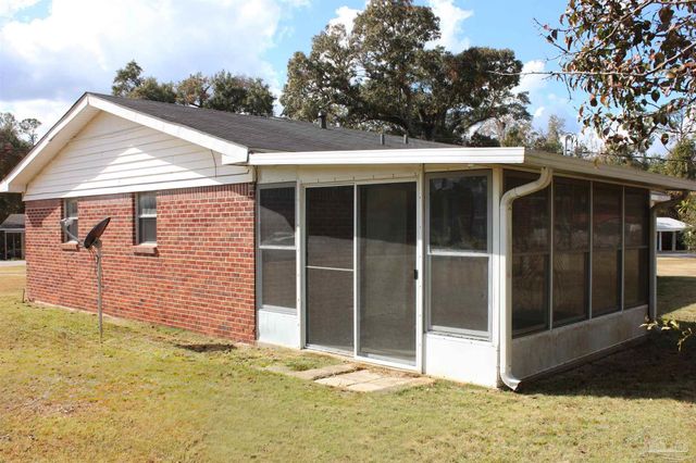 141 Holt St, Flomaton, AL 36441