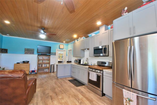 4255 Fm 957, Schulenburg, TX 78956