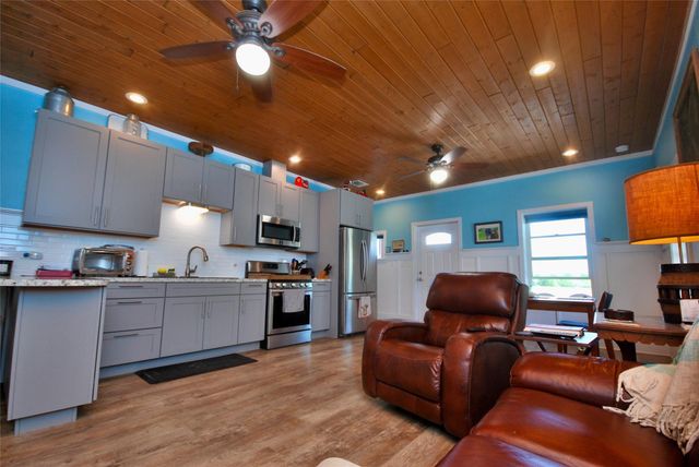 4255 Fm 957, Schulenburg, TX 78956
