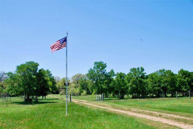 4255 Fm 957, Schulenburg, TX 78956