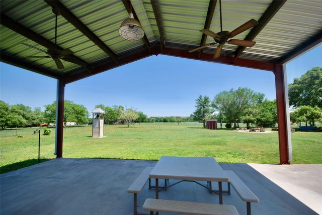 4255 Fm 957, Schulenburg, TX 78956