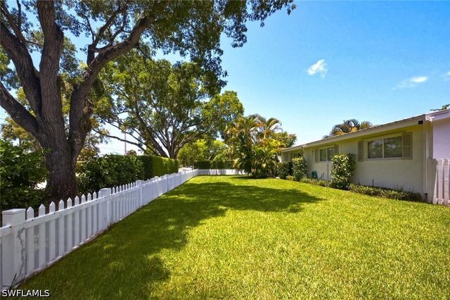 1216 10th ST N, Naples, FL 34102