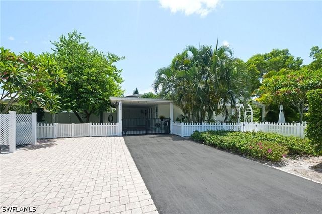 1216 10th ST N, Naples, FL 34102