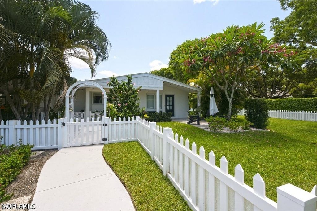 1216 10th ST N, Naples, FL 34102