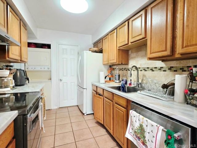 2E Ethan Allen Court, Ridge, NY 11961