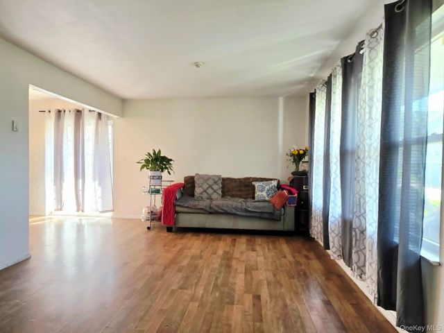 2E Ethan Allen Court, Ridge, NY 11961