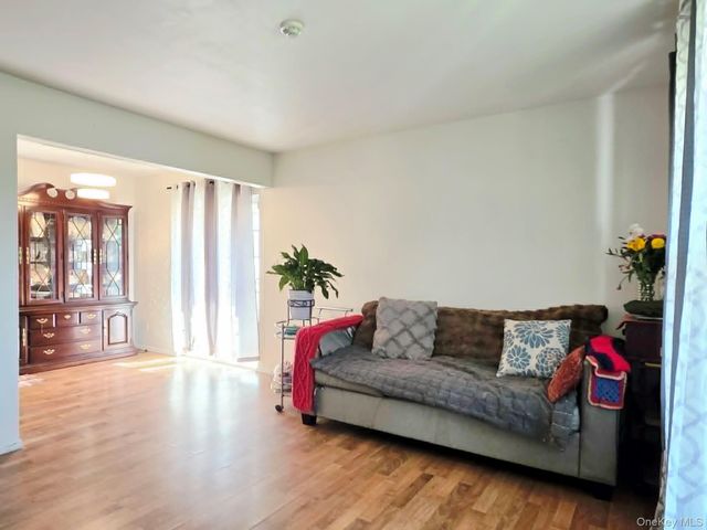 2E Ethan Allen Court, Ridge, NY 11961