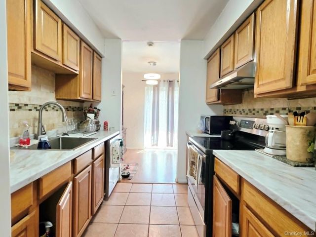 2E Ethan Allen Court, Ridge, NY 11961