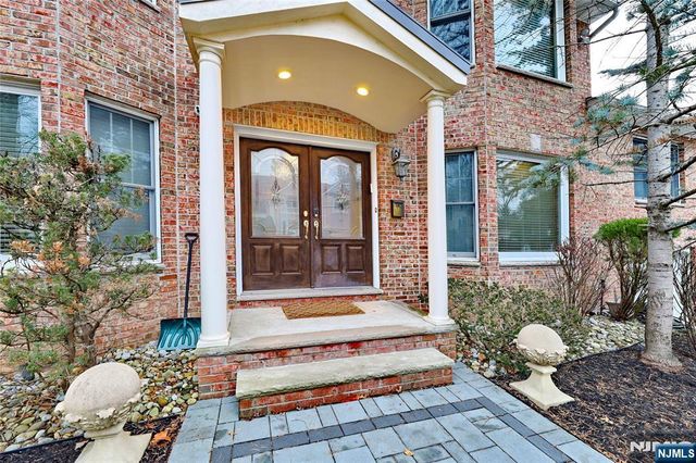 22 Maplewood Road, Closter, NJ 07624