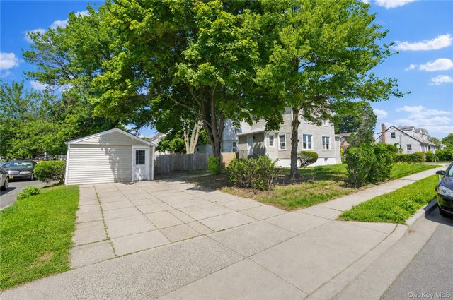 42 Satterie Avenue, Valley Stream, NY 11580