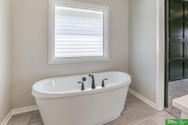 5425 N 212 Street, Elkhorn, NE 68022