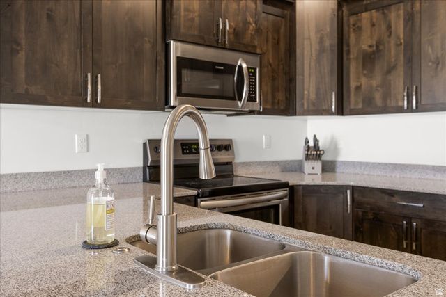 826 N GLENEAGLES CT, Tooele, UT 84074