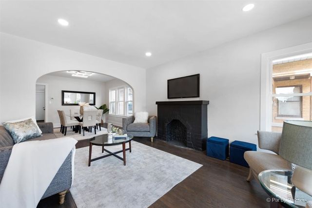 4846 W Roscoe Street, Chicago, IL 60641