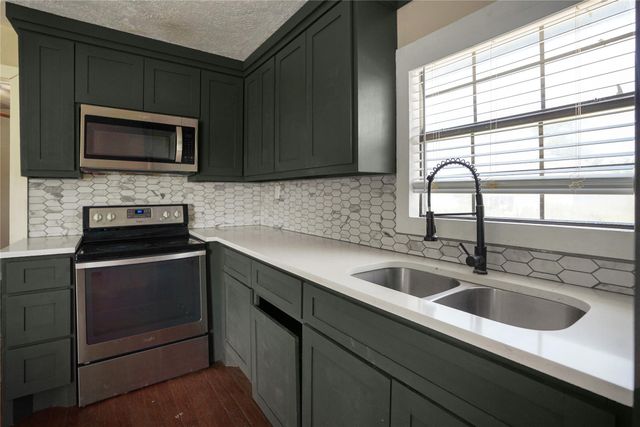 207 Riverside Street, Highlands, TX 77562