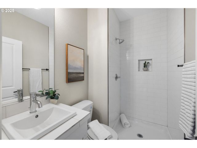7651 N WESTANNA Ave, Portland, OR 97203