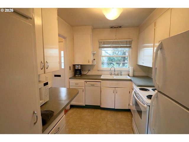 6731 Ne BROADWAY St, Portland, OR 97213