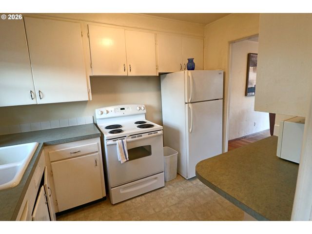 6731 Ne BROADWAY St, Portland, OR 97213