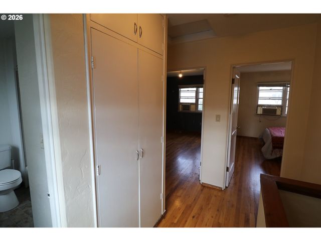 6731 Ne BROADWAY St, Portland, OR 97213