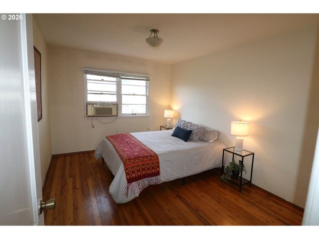 6731 Ne BROADWAY St, Portland, OR 97213