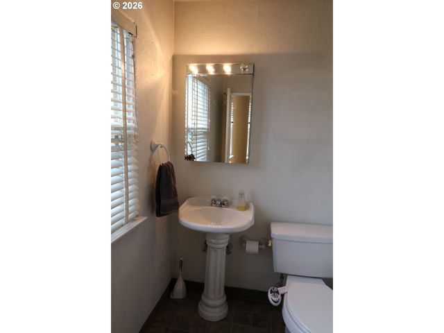 6731 Ne BROADWAY St, Portland, OR 97213